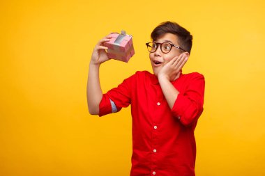 hediye almak ve sürpriz bir çocuk