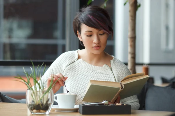 Bella donna che legge libro in caffè — Foto Stock