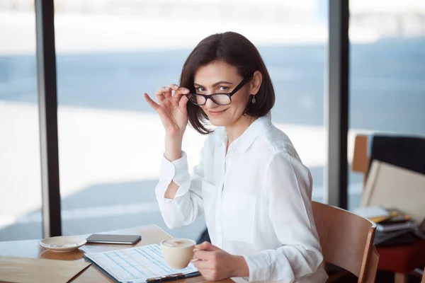 Charmante femme d'affaires buvant du café — Photo