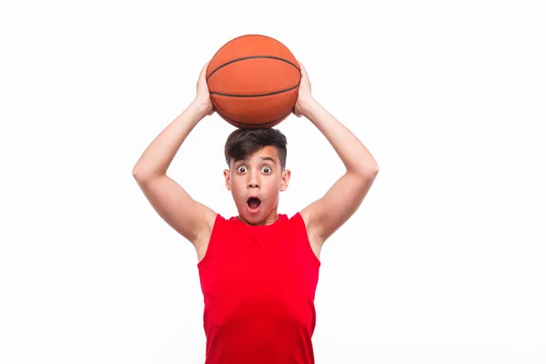 Garçon choqué avec balle de basket — Photo