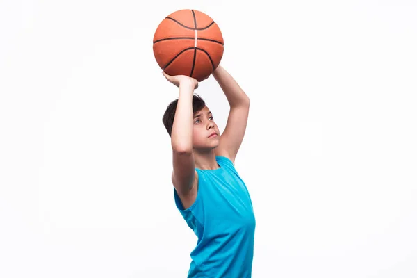 Ragazzo lancio basket palla — Foto Stock