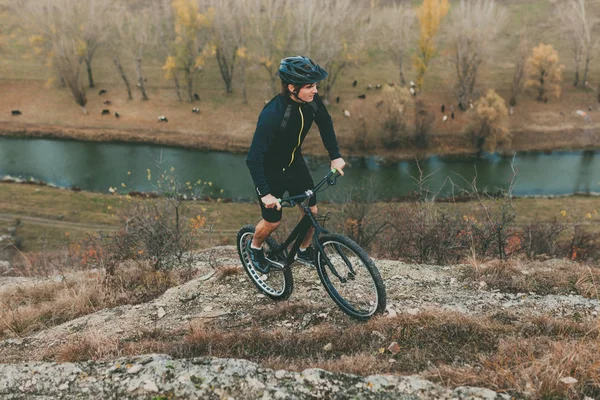 Giovane maschio in bicicletta in montagna — Foto Stock