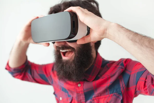 Homem animado segurando capacete VR — Fotografia de Stock