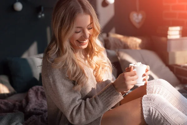 Chica encantadora en casa con café — Foto de Stock