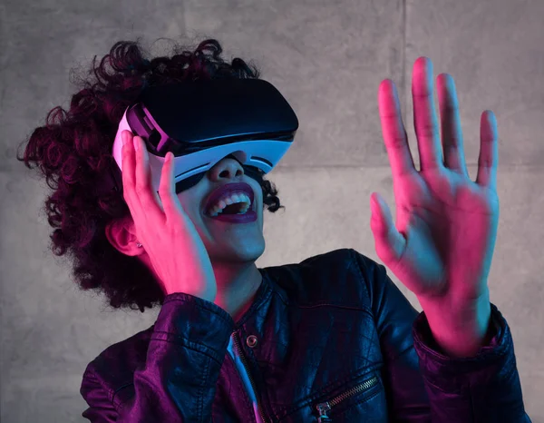 Mujer en gafas de realidad virtual tocando el aire — Foto de Stock