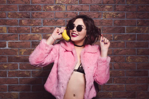 Menina da moda alegre usando banana como telefone — Fotografia de Stock