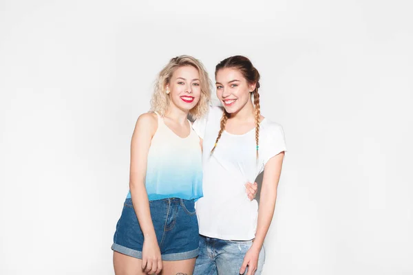 Dos chicas jóvenes y alegres posando — Foto de Stock