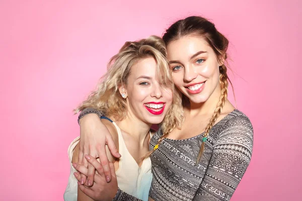 Alegre abraçando amigas do sexo feminino — Fotografia de Stock