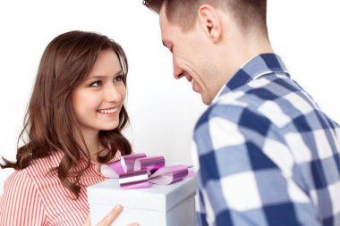 veren sunmak genç kız adam