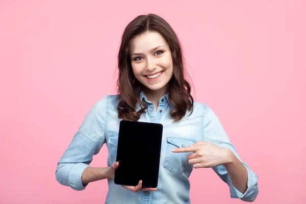 Menina em camisa casual apontando para tablet — Fotografia de Stock