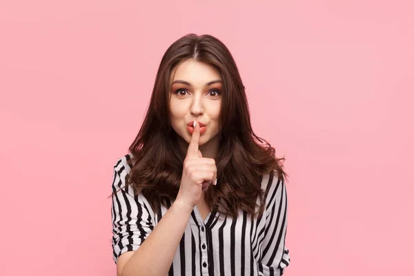 Chica joven pidiendo silencio — Foto de Stock