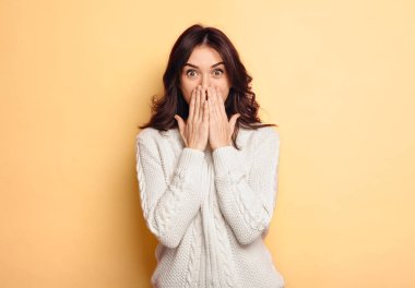 Heyecanla poz kadın