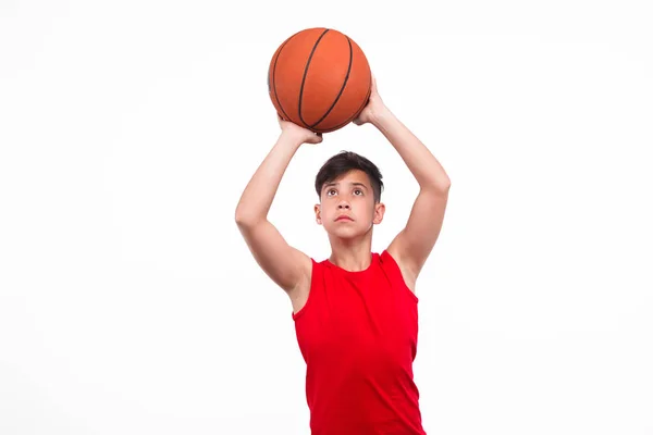 Nastolatki gracz rzuca piłkę — Zdjęcie stockowe