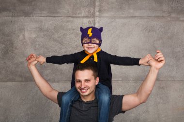 Mutlu baba çocuğunun kostüm