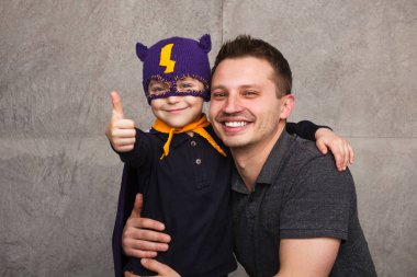 Çocuk poz ile neşeli adam 