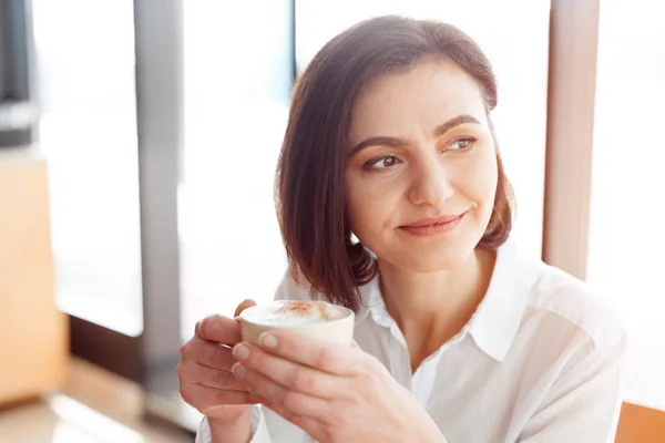 Mujer sonriente con café —  Fotos de Stock
