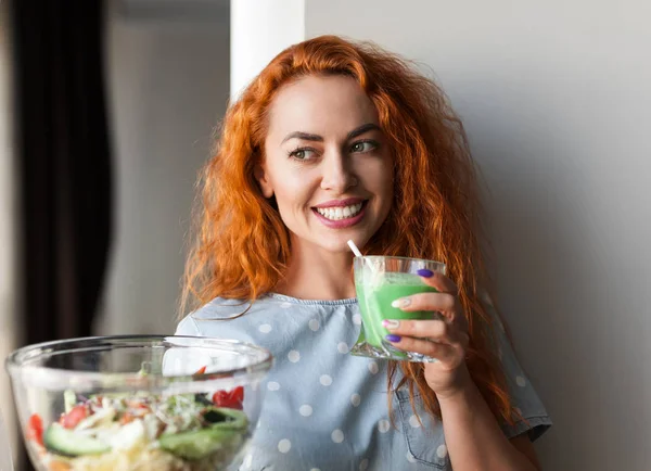 Nő a zöld italt és salátával — Stock Fotó