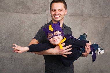 Babası tutan çocuk süper kahraman kostümü