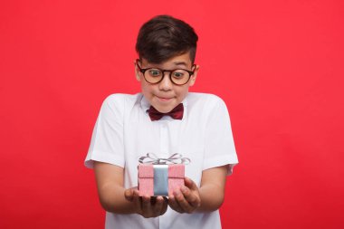 İçerik çocuk küçük giftbox holding