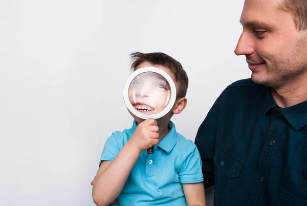 Far med pojke håller Skärmförstoraren — Stockfoto