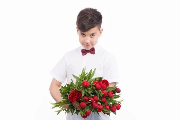 ホワイトの花束を持つ愛らしい少年 — ストック写真