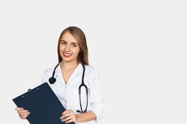 Deliziato medico femminile in posa con file — Foto Stock