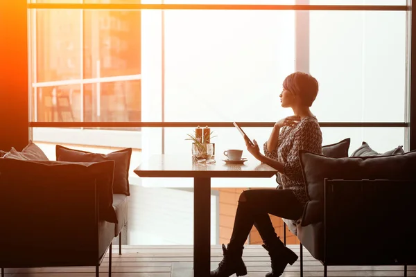 Bella donna con tablet in caffè — Foto Stock