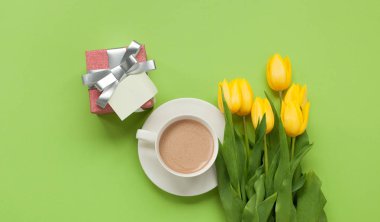 Kahve Kupası ve Sarı laleler