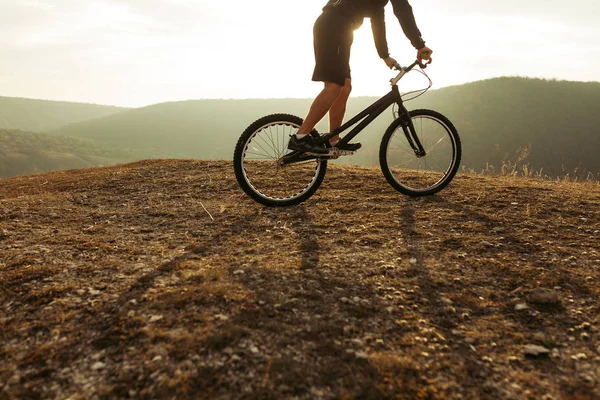 Αθλητικός τύπος με ποδήλατο στο λόφο — Φωτογραφία Αρχείου