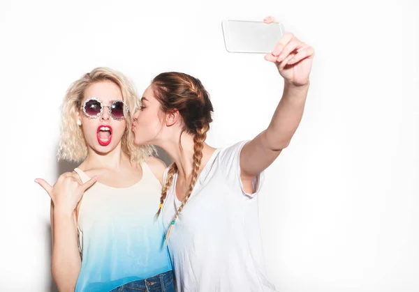 Las mujeres tomando selfie — Foto de Stock