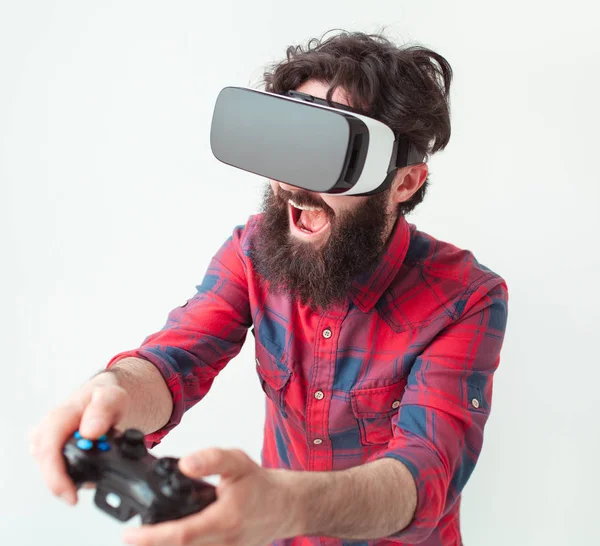 Волнующий человек, играющий в видеоигры в VR очках . — стоковое фото