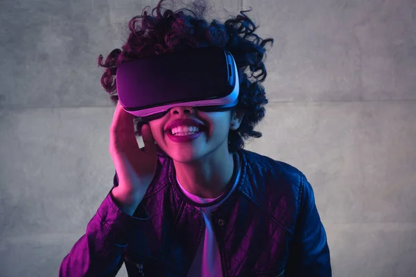 Vrouw met virtual reality-ervaring — Stockfoto