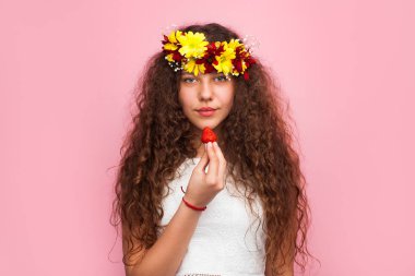 Çelenk çilek tutan kadın