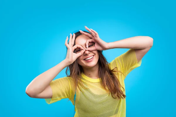 Menina alegre gestos óculos — Fotografia de Stock