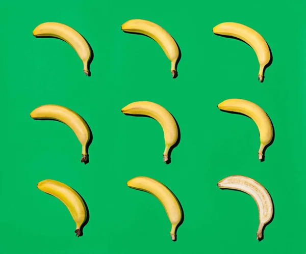 Plátanos amarillos sobre verde — Foto de Stock