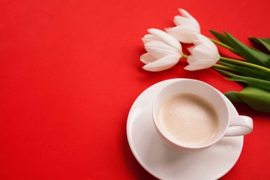 Kahve kupa ve beyaz çiçekler