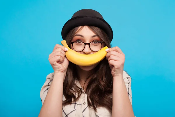性格开朗的女孩，和香蕉的合影 — 图库照片