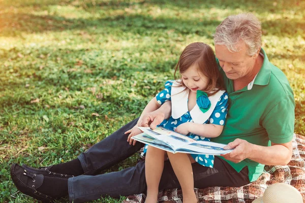 Dziadek czytania książki z dziewczyna — Zdjęcie stockowe