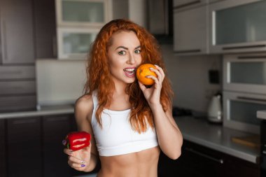 kadın portakal ve dolmalık biber ile