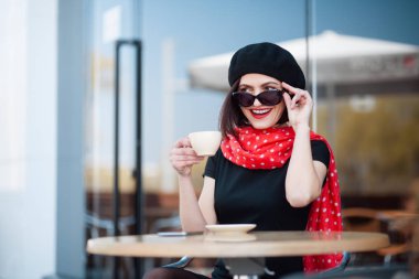 Kahve ile zarif kadın