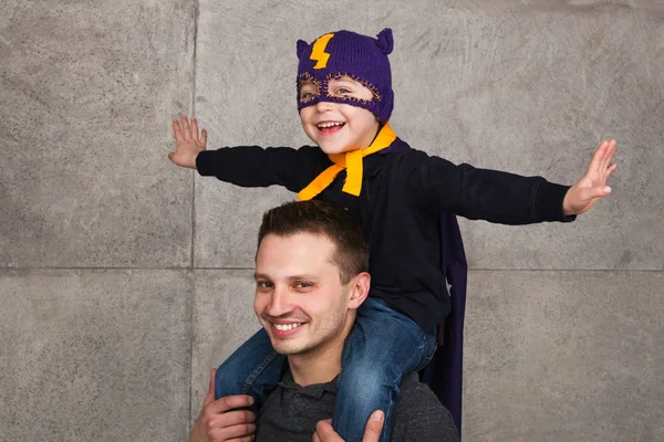 Liebender Vater mit Junge im Kostüm — Stockfoto