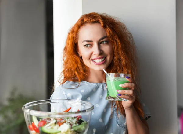 Mujer sana con batido — Foto de Stock