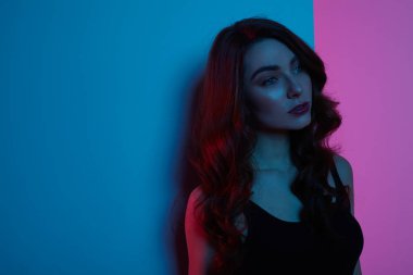 Vogue modeli mavi ışık