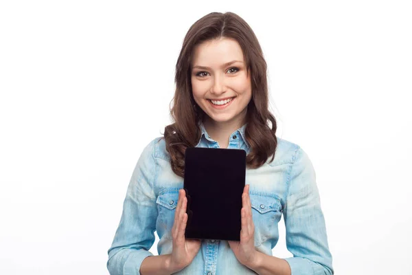 Menina sorrindo posando com tablet — Fotografia de Stock
