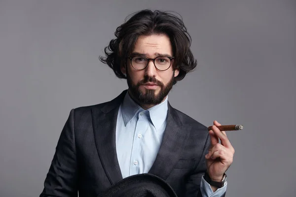Hombre guapo con posar cigarro — Foto de Stock