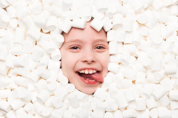 Lächelnder Junge in Marshmallows — Stockfoto