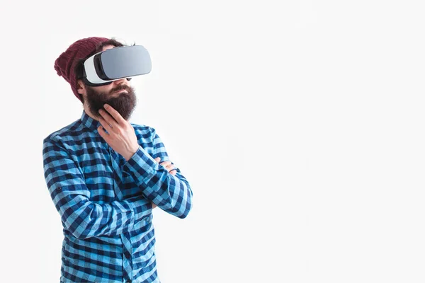 Homem atencioso com capacete VR — Fotografia de Stock