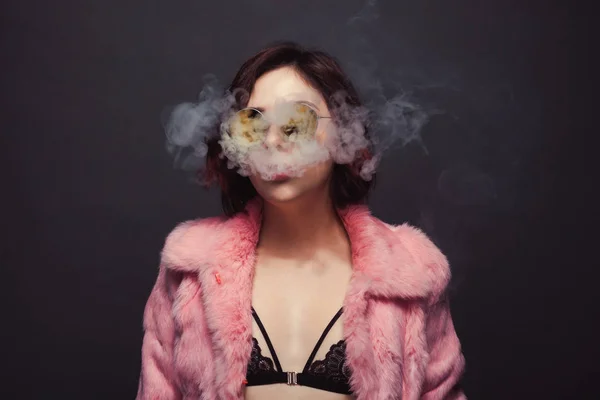 분홍색 모피 흡연에 여자 — 스톡 사진