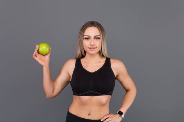 Yeşil elma tutan kadın.