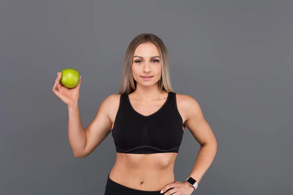 Mujer sosteniendo manzana verde. —  Fotos de Stock